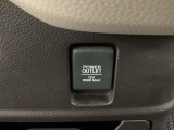アクセサリーソケットはUSBのアダプターなどをつければ、スマホの充電にも使えます。周辺には物が置けるボックスがついています。