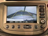 リバースギアに入れるだけで後方の表示へ切り替わります。夜間や雨の日の駐車も楽になりますよ。