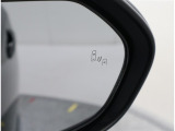 隣車線を走る車両をレーダーで検知し、ドアミラーでは確認しにくい後側方エリアに存在する車両に加え、急接近してくる車両も検知します。車両を検知するとドアミラーに搭載されたLEDインジケーターが点灯します。