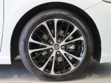 純正のアルミホイール装着車です。タイヤサイズは235/45R18です。