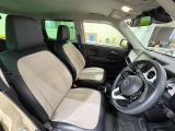 運転席は大きな座面と包み込むような背もたれが身体全体を支えます。上質なシートを採用し長時間の運転やコーナーの多い道も快適です。座ったときの頭上スペースも余裕たっぷりでロングドライブも楽チンです♪