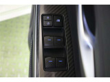 全ての窓が運転席から操作できます。今やほぼ当たり前ですが、無いと不便なアイテムですよね。ウインドウロックも備えています。