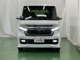 LEDヘッドライトを装備しています。LEDヘッドライトはとても明るく、雨の日や夜間走行も安全・安心です。オートライトコントロール付きで周囲の明るさに応じて自動で点灯・消灯します