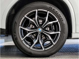 【BMWアロイホイル】軽量かつ強度に拘ったアロイホイル。走行性能ポテンシャルを引き出す設計。車の足元を引き締めてくれる大きなポイントはアロイホイルです。