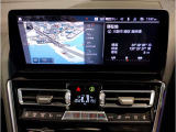 【ⅰドライブナビゲーション】文字情報も鮮明に表示する高解像度カラーディスプレイを採用。視認性に優れた地図デザインと特徴的な建造物を目印にした描写表示で現在位置を把握できます。地図データの更新も可能です