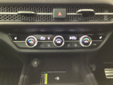 【フルオートエアコン】暑い季節に車内を冷やすだけでなく、除湿機能によりガラスのくもり防止にもなります!温度を設定すればあとはエアコンにお任せです