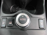 2WD・4WD切替スイッチと、滑りやすい路面を下る時に、速度をコントロールするスイッチです。