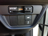 ETC付。高速道路の料金所はキャッシュレスで通過です。サービスエリア等にあるスマートインターの出入りも利用可能でとっても便利。ご納車後すぐにお使い頂けるようセットアップしてのお渡しとなります。