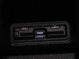 装備されているビルトインタイプのホンダ純正ETC車載器です。セットアップしてからご納車致します。ETCカードを差し込めば高速道路の出入り口ゲートを楽々通過出来ます。
