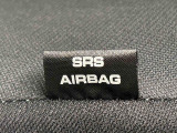車両側方からの衝撃を緩和するSRSサイドエアバッグ(運転席/助手席)が付いてます