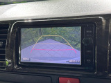 【バックカメラ】駐車時に後方がリアルタイム映像で確認できます。大型商業施設や立体駐車場での駐車時や、夜間のバック時に大活躍!運転スキルに関わらず、今や必須となった装備のひとつです!