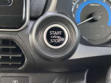 プッシュエンジンスターター。ブレーキを踏みながらボタンをプッシュするだけでエンジンがかけられます。