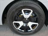 純正15インチフルホイールキャップでスタイルバッチリ!185/65R15タイヤです