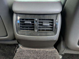 後部座席にお乗りの方も快適に過ごせるエアコンの吹き出し口です。車内全体に適度な空調を行き渡らせます。