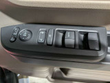 パワーウィンドウのスイッチですよ。運転席に居ながら窓を開け閉めのコントロールできます。