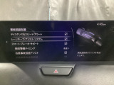 ハンドル操作をアシストすることにより車線からの逸脱回避を支援します。