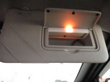 運転前や、降車前にサッと身だしなみを確認できるバニティミラー付きサンバイザー!