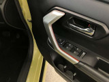 運転席側のフロントドアに全ドアのパワーウィンドウ開閉スイッチとウィンドウロックスイッチと電動格納式ドアミラーの操作スイッチが有るので手元でミラー調整ができるので便利です。
