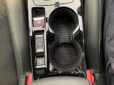 ドリンクホルダー、ドライブモードスイッチ、電動パーキングスイッチ、ヒルディセントコントロールスイッチ