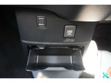 運転席と助手席の間の足元には収納スペースがあります!また、HDMIも付いているので、専用のコードをご用意していただければ、携帯の画面をミラーリングできます(#^^#)