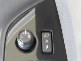 ドアミラーは電動格納式です。