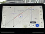 地図を大きく表示する画面は現在地や周辺道路を確認しやすく、目的地検索にも活用できます。画面端に機能アイコンが並び、ナビや音楽など必要な項目を見つけやすい構成です。