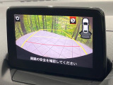 【バックカメラ】駐車時に後方がリアルタイム映像で確認できます。大型商業施設や立体駐車場での駐車時や、夜間のバック時に大活躍!運転スキルに関わらず、今や必須となった装備のひとつです!
