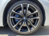 BMWならではの卓越した走りを支えるホイールと足回りです!日本車の走りに慣れている方にもぜひ体感して頂きたいほど、高いレベルでまとまっています!純正19インチアルミホイール。