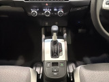 CVT車のセレクトレバーです。低速から高速まで、変速ショックのないスムーズな走りを実現するとともに、エンジン効率のよい領域を維持することで燃費にも貢献します。