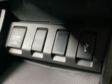 アクセサリーソケットを装備。車内アクセサリーの電源として便利です。