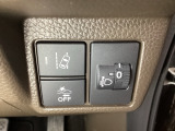 ハンドルの右側にはヘットライトリベライザーとHondaセンシング用のメインスイッチがついています。ヘッドライトリベライザーは道路状況や積荷の加重に応じてライトの高さを調節できます。
