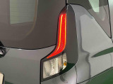 急ブレーキを後続車にお知らせするエマージェンシーストップシグナル機能付きLEDリヤコンビネーションランプ(LEDストップランプ)