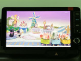 画面いっぱいに映像が表示され、色鮮やかな画面で視覚的に楽しめます。停車中の同乗者の時間を過ごす際にも活用でき、表示の切り替えや再生操作はナビ画面から行えます。