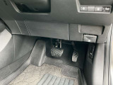 駐車ブレーキは指で操作する電動式です