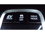 電気のみの走行もできるEVトヨタハイブリッドカー特有の、EV走行モードスイッチ、夜間などエンジン音を立てずにモーターのみでの走行ができます。