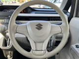手になじみやすい形状で、運転席からメーターや前方の様子を確認しながら扱いやすい配置です。視線を大きく動かさずに車内の装備へアクセスでき、毎日の運転を支えてくれます。
