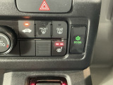 【シートヒーター】雨の日や冷えた車内でも、シートの座面をやさしく温め快適な運転をサポート。