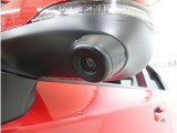 助手席側で見えにくい左前方の映像を、車内のマルチファンクションディスプレイに映し出します。前方への駐車や左寄せ、狭い道でのすれ違いなど、さまざまなシーンで安心して運転できる便利な機能です。