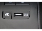 燃費をより向上させるエコドライブモードとパワフルな走行を愉しめるパワーモードを選べるスイッチが付いております!