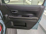 パワーウィンドウのスイッチですよ。運転席に居ながら窓を開け閉めのコントロールできます。