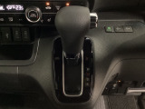 CVT車のセレクトレバーです。低速から高速まで、変速ショックのないスムーズな走りを実現するとともに、エンジン効率のよい領域を維持することで燃費にも貢献します。