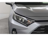 【LEDヘッドライト】装着車です! 夜間の暗い道でも、白く明るく前方を照らしてくれるので、安心して運転が出来そうですね♪