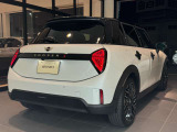 BMWのメカニックによる、100項目の納車前点検エンジン、ミッション、マフラー、電気系統やコンピュータなどを詳細に点検します。交換基準の部品があれば、純正部品を使用し整備した後にお客様にお渡しします。