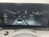視認性の良いメーターパネルデザインです。ディスプレイに各種の情報、設定画面が見やすく表示されます。