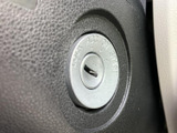 キーを差し込む位置が運転席まわりに配置され、始動前に確認しやすい設計です。周囲の表示もシンプルで、乗車後の準備を進める際に扱いやすく、毎日の通勤やお出かけにも自然にお使いいただけます。