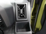運転席のカップホルダーはエアコンの吹き出し口にありますので冷やしたり温めたりすることが出来ます☆