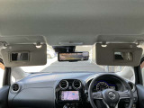 サンバイザーにはバニティミラー付きで車内でもお化粧直しできます
