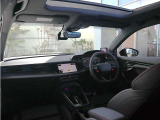 内装はシンプルに使い勝手を考え作られています。お車を運転する感覚をダイレクトに体感して頂けます。室内も広くロングドライブにも快適にお過ごしいただけます。