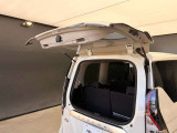 デュアルバックドア採用で、駐車後の狭いスペースでもトランクからの荷物の出し入れが可能です