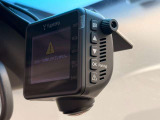 万が一の際やトラブルの記録に役立つユピテル製のフロント用ドライブレコーダーを装備。ドライブ中の安心感をしっかりと高めてくれる必須アイテムです。